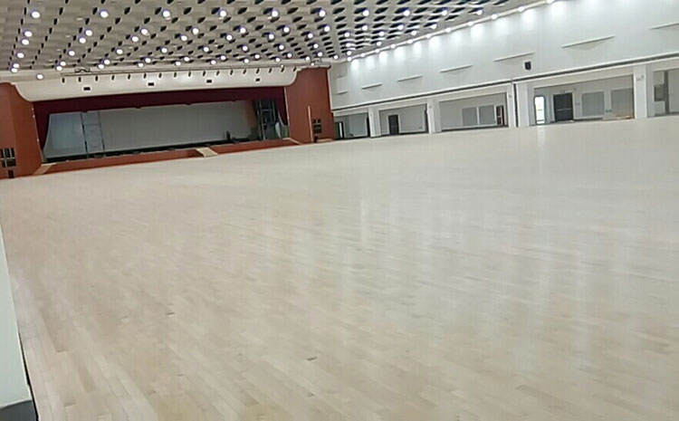 學?；@球運動地板怎么翻新？