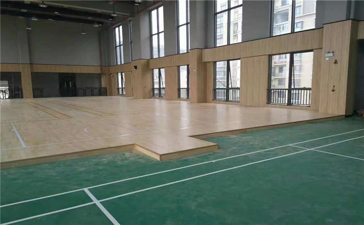 橡膠木籃球場地木地板價格是多少錢？
