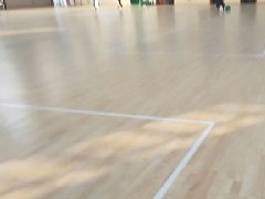 實木運動地板打滑，怎么辦