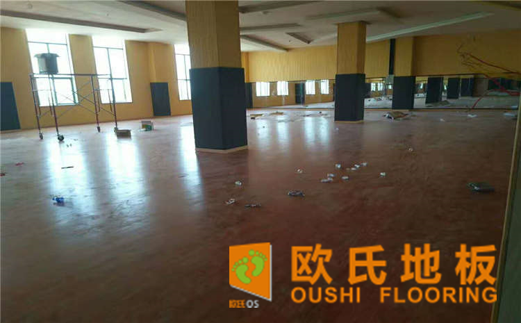 湖南楓樺木籃球場(chǎng)地板打磨翻新